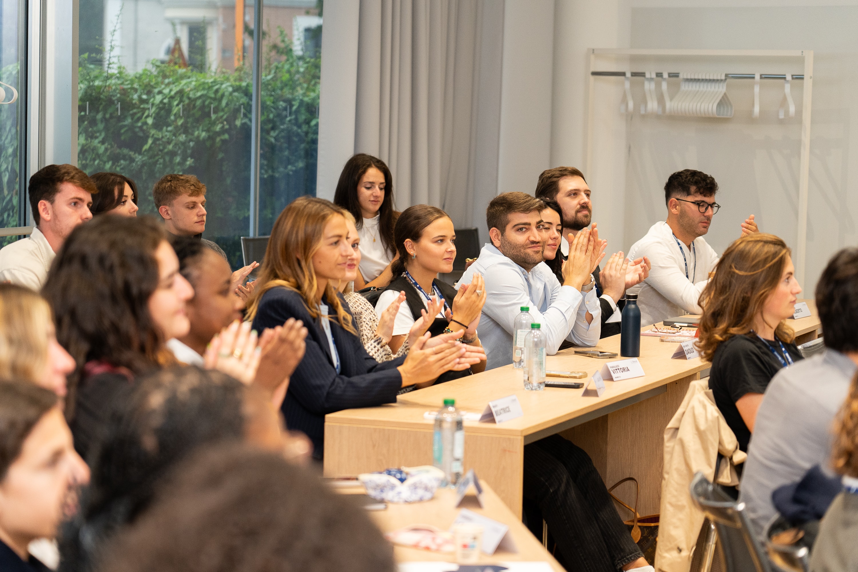 ragazzi seduti che applaudono