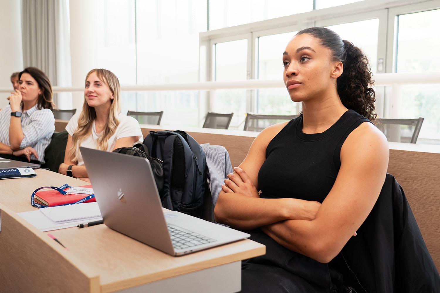 ragazze sedute che ascoltano