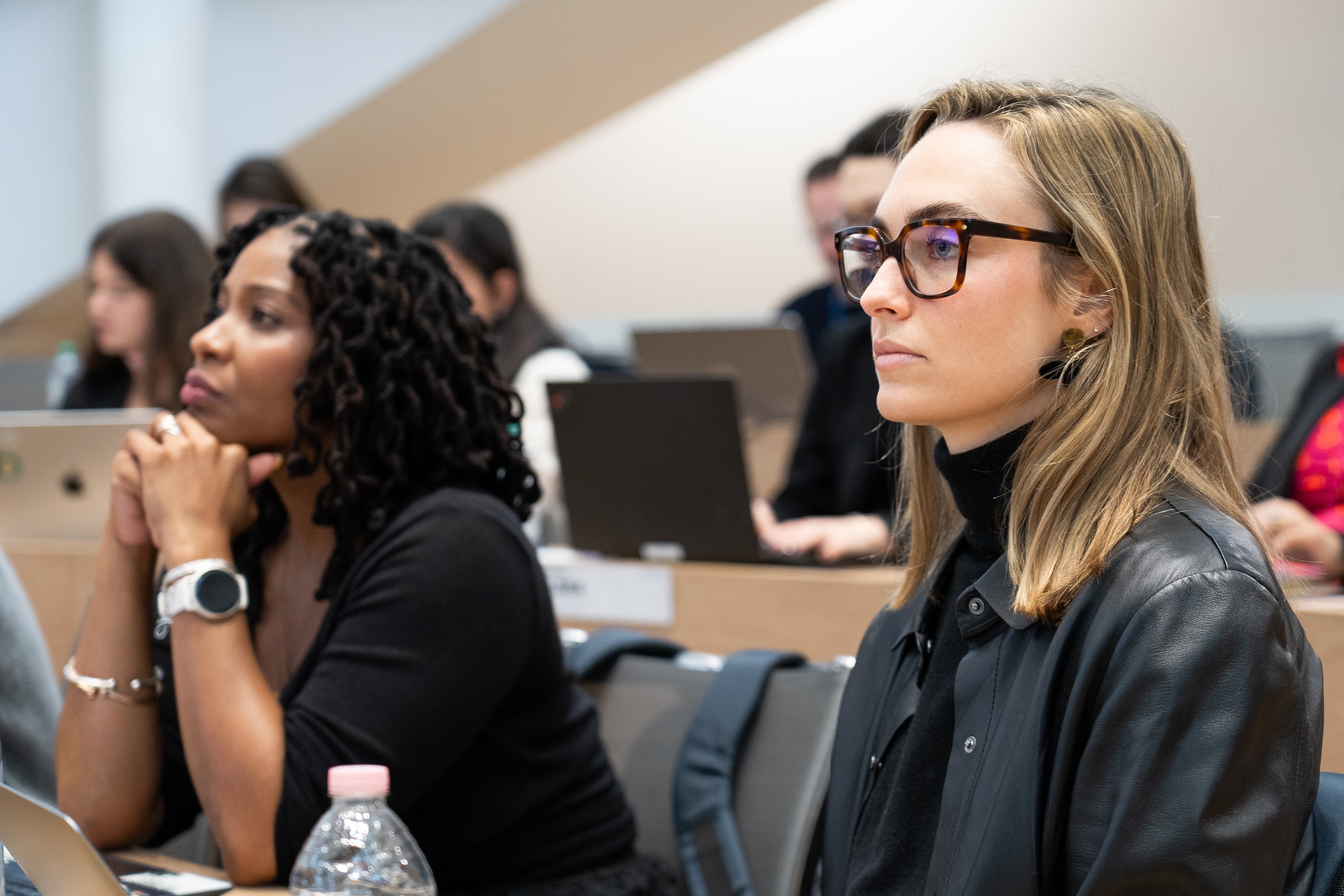 due ragazze che ascoltano