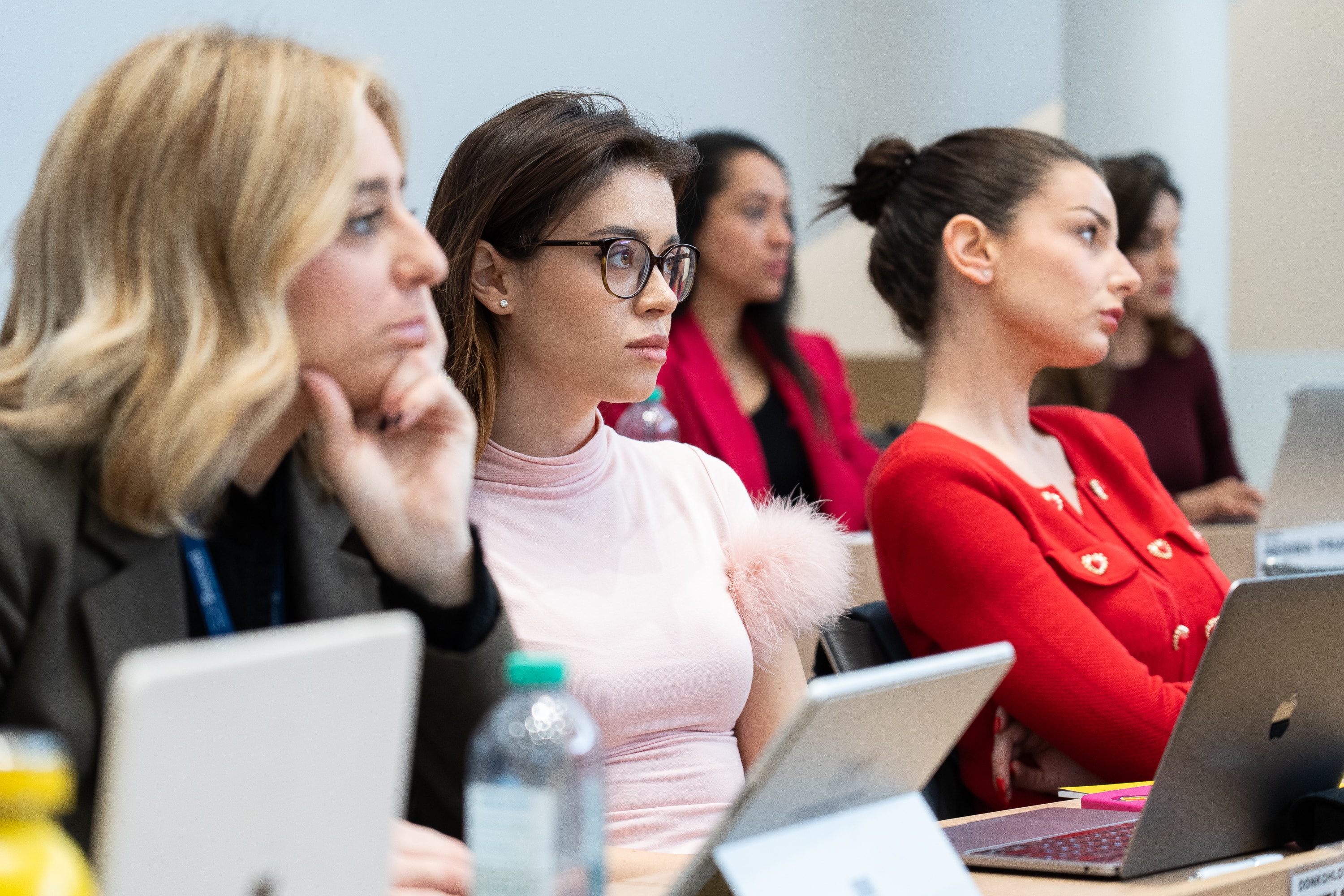 Tre ragazze sedute che ascoltano