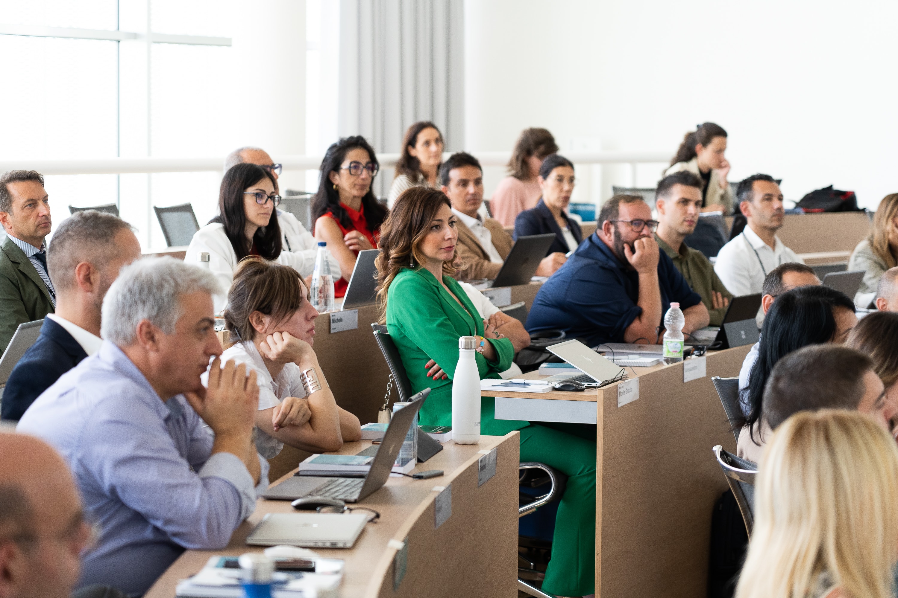 Adulti seduti che ascoltano