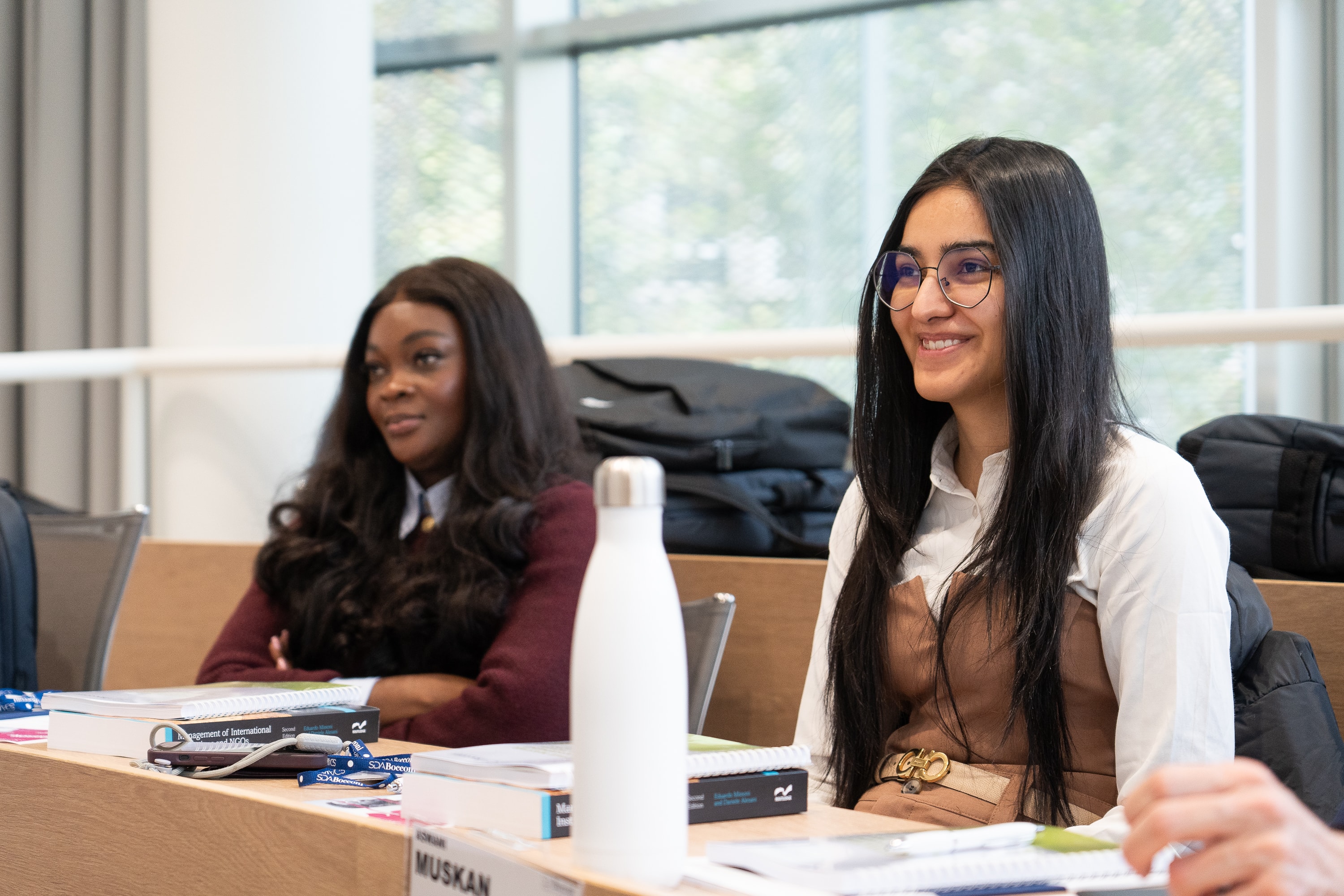 Due ragazze sedute che ascoltano