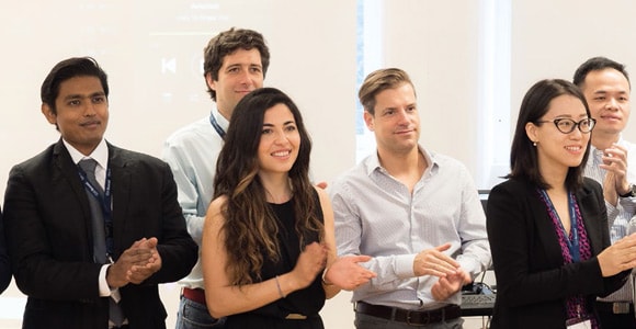 ragazzi che applaudono