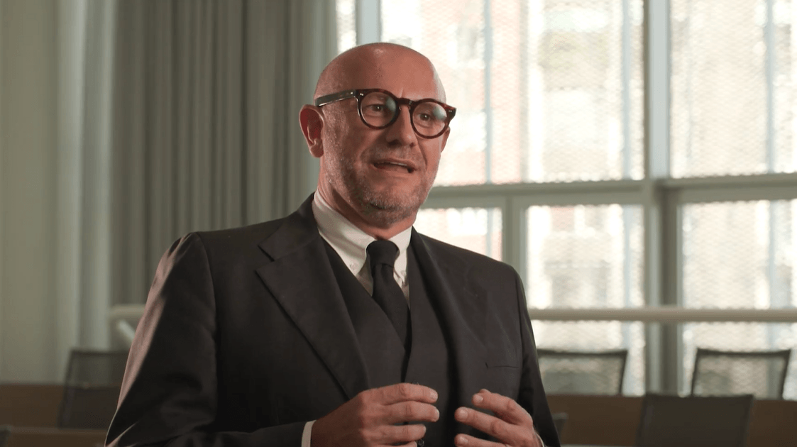 Direttore che parla del programma