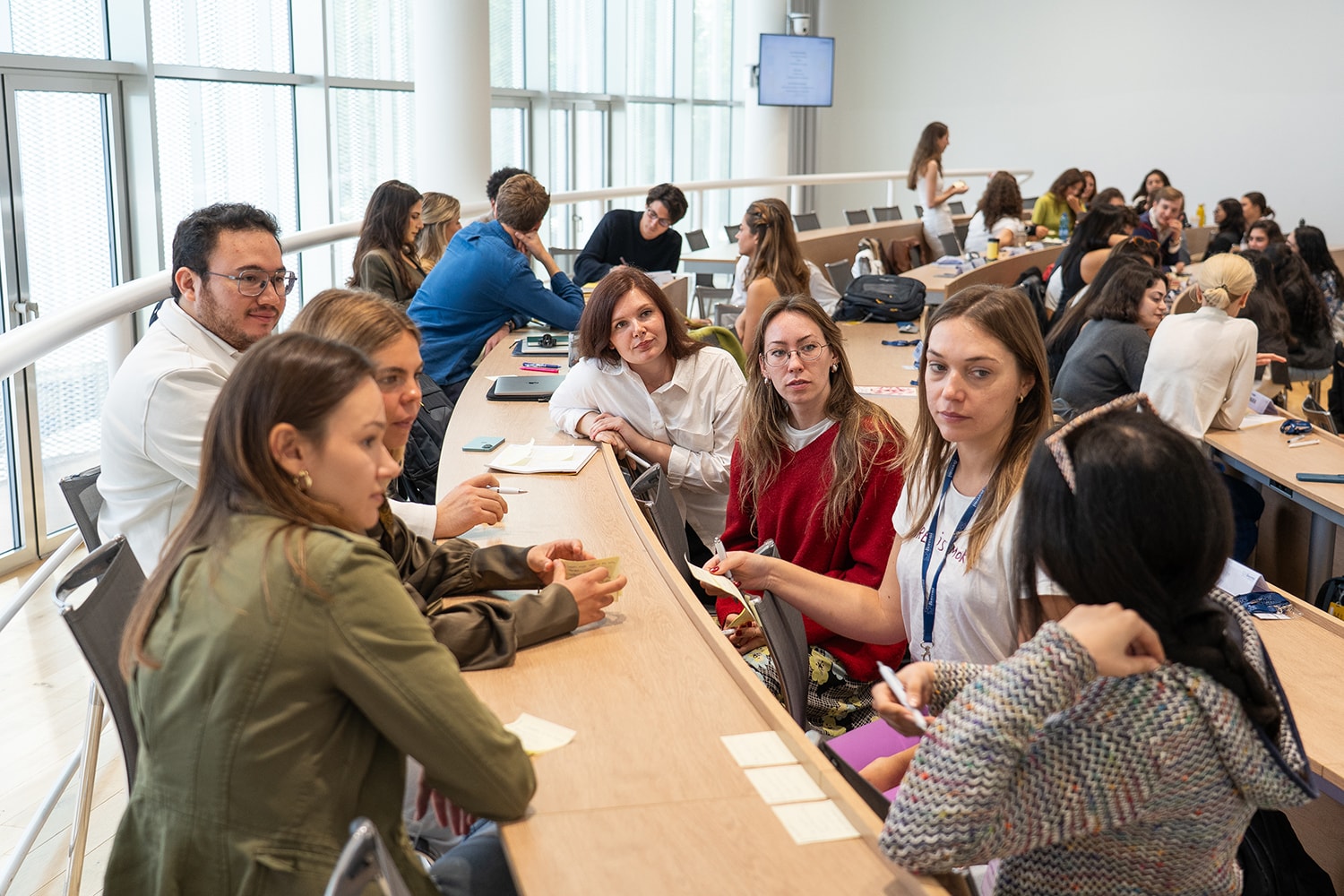 ragazzi in gruppo che parlano