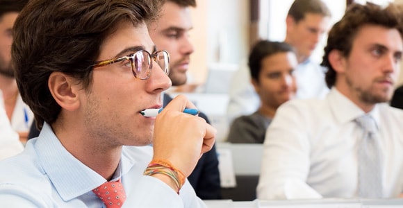 Ragazzo seduto che ascolta