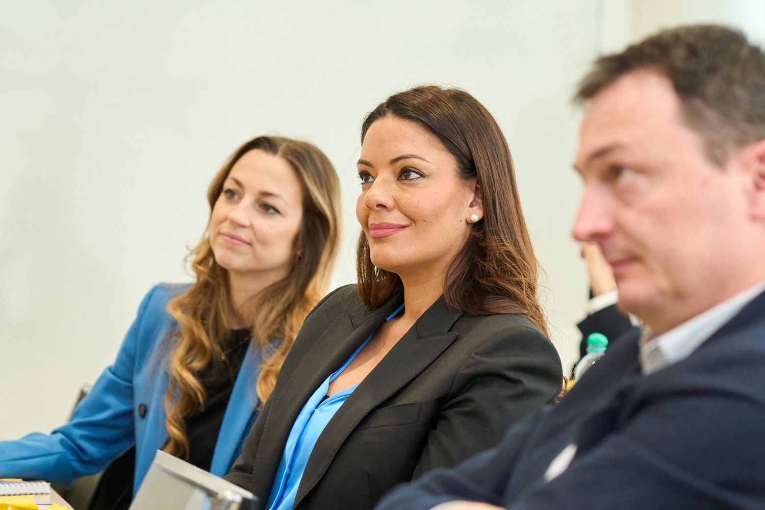 tre signori seduti che ascoltano