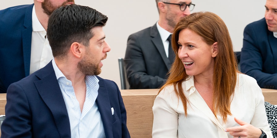 un ragazzo e una ragazza che parlano e sorridono