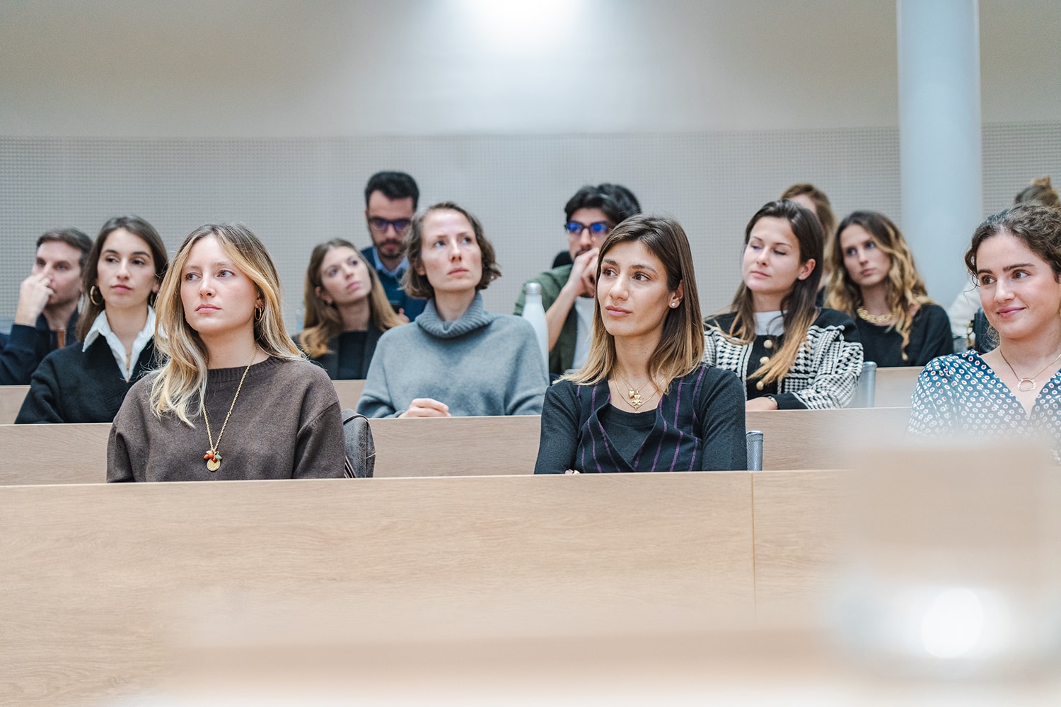 Ragazzi in aula che ascoltano