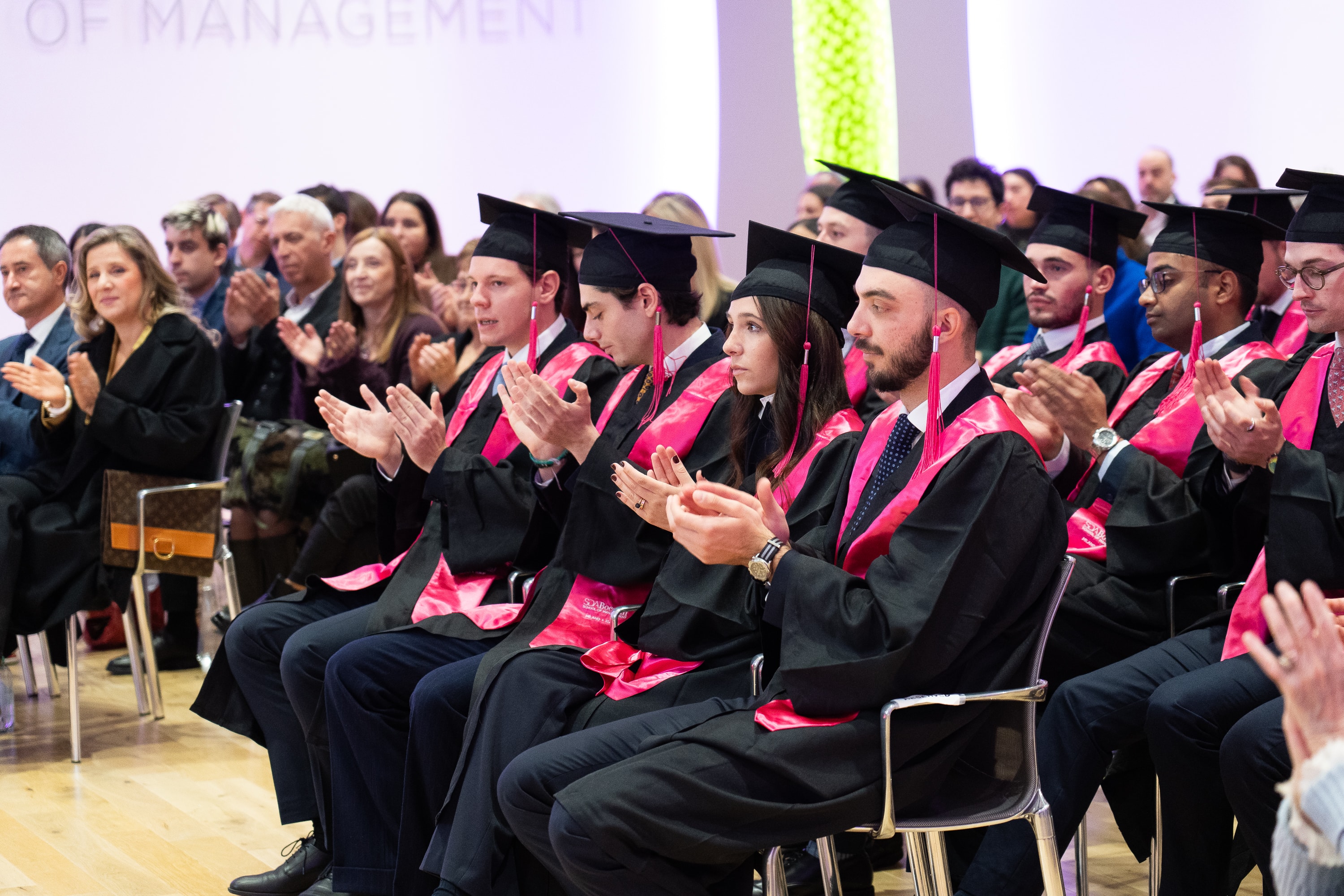 Ragazzi MCF seduti alla cerimonia di graduation