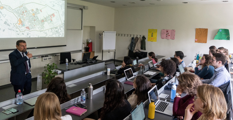 The challenges and peculiarities of managing a complex and extended Archaelogical site